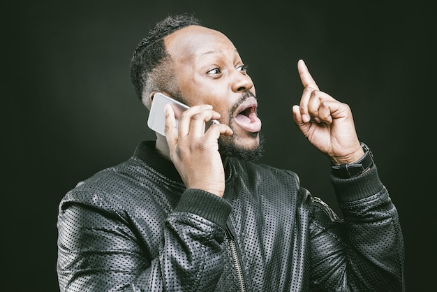 Photo un homme qui parle au téléphone portable contre le mur.