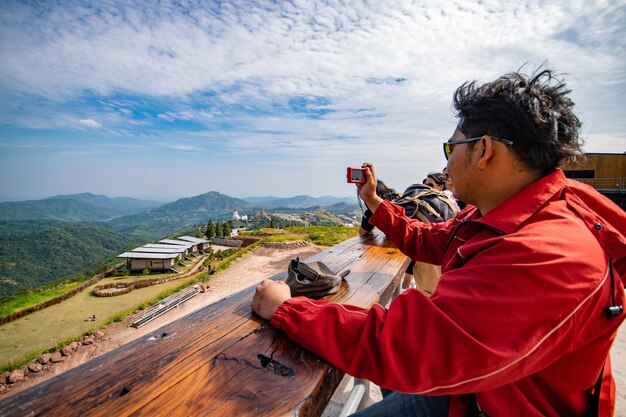 Photo un homme qui photographie en se tenant contre le ciel