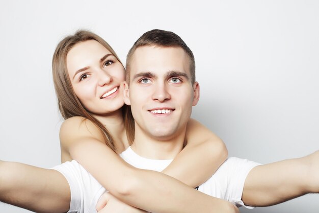 Un homme qui prend un selfie avec sa copine.