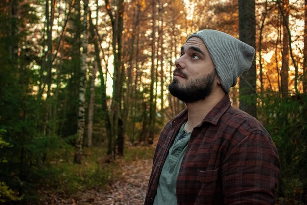 Photo un homme qui regarde loin dans la forêt