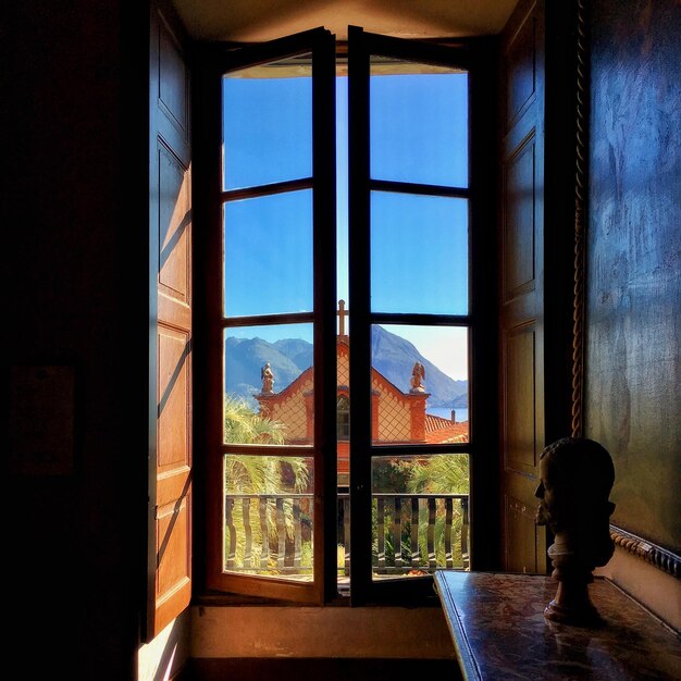 Photo un homme qui regarde par la fenêtre.