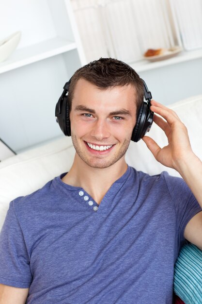 Homme qui rit en écoutant de la musique