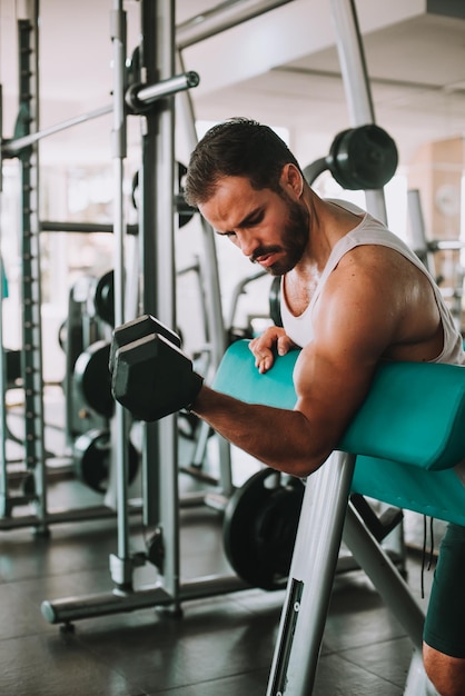 Photo un homme qui s'entraîne au gymnase.