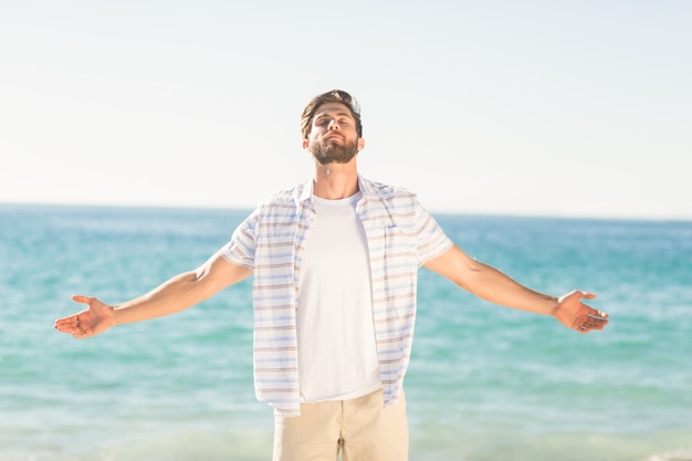 Homme qui s&#39;étend les bras en face de la mer