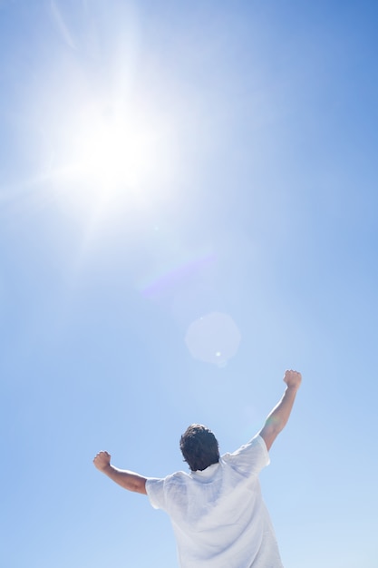 Homme qui s&#39;étend les bras en face de la mer