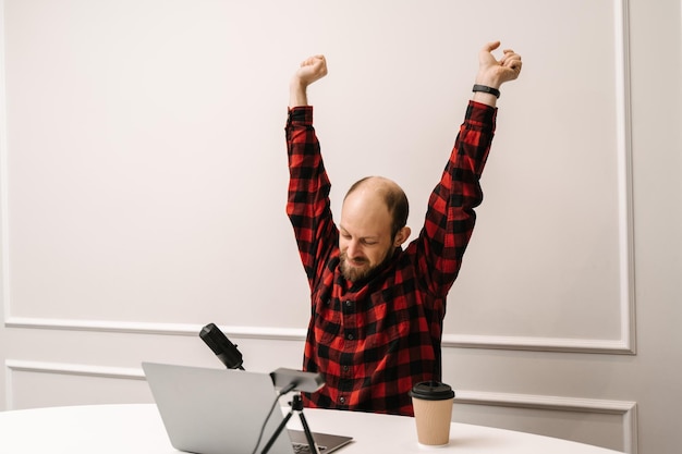 Homme qui s'étend sur un lieu de travail distant