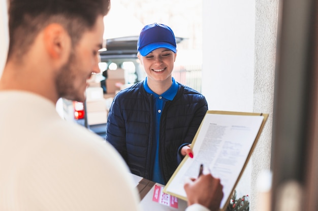 Homme qui signe des documents de livraison