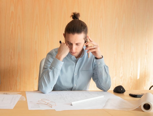 Photo un homme qui travaille dans un bureau et réfléchit à un projet d'aménagement d'intérieur