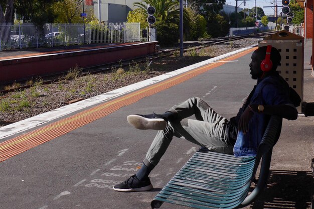 Photo un homme qui travaille dans la rue en ville.