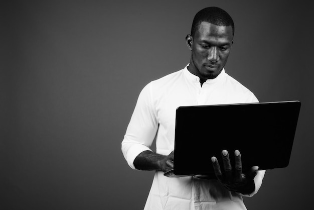 Photo un homme qui utilise un smartphone sur un fond gris