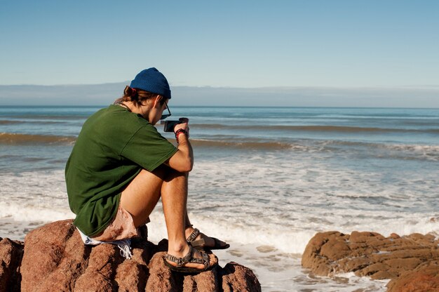 un homme qui a versé avec la nature