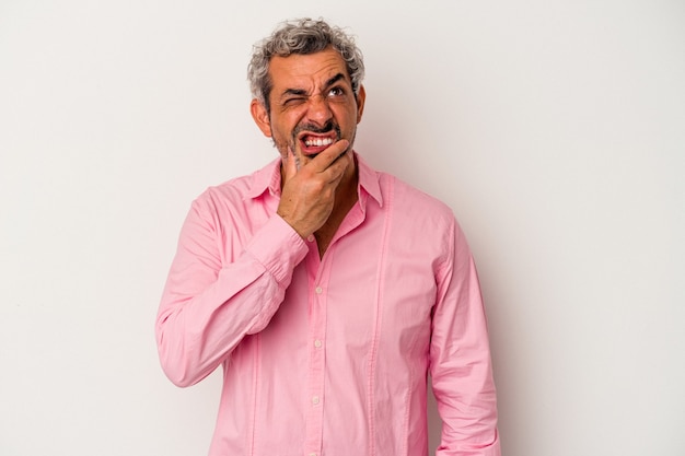 Homme de race blanche d'âge moyen isolé sur fond blanc ayant une forte douleur dentaire, une douleur molaire.