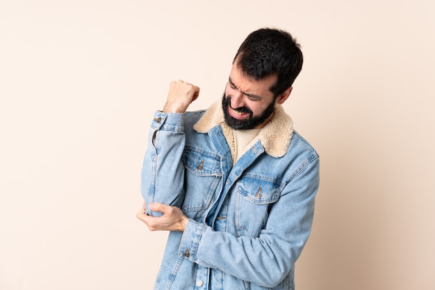 Homme de race blanche avec barbe sur isolé avec douleur au coude