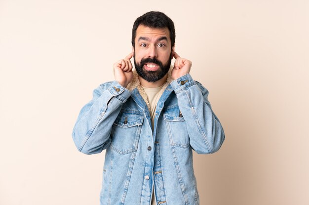 Homme de race blanche avec barbe sur les oreilles frustrées et couvrant isolés