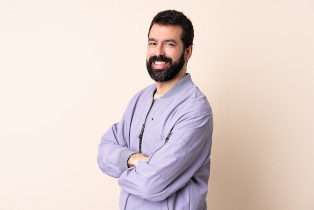 Homme de race blanche avec barbe portant une veste sur isolé avec les bras croisés et impatient