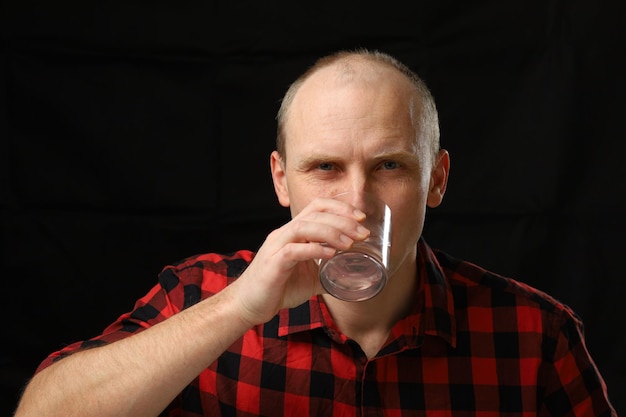 Un homme de race blanche boit de l'eau