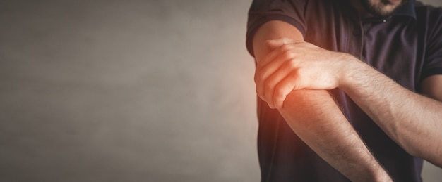 Homme De Race Blanche Avec Douleur Au Coude. Concept De Soulagement De La Douleur