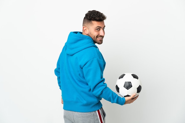 Homme de race blanche isolé sur fond blanc avec ballon de football