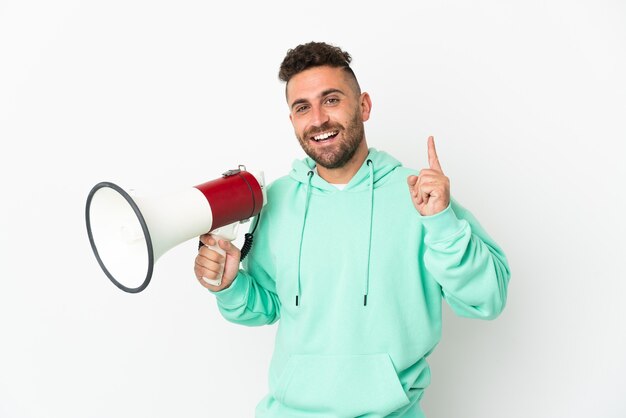 Homme de race blanche isolé sur fond blanc tenant un mégaphone et pointant vers une excellente idée