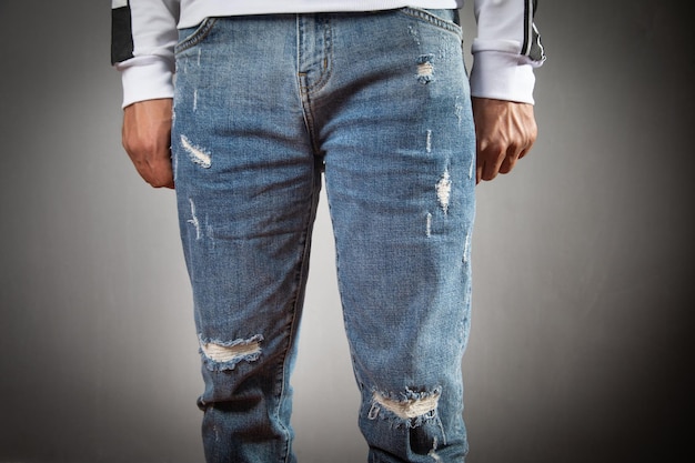 Homme de race blanche avec un jean bleu moderne