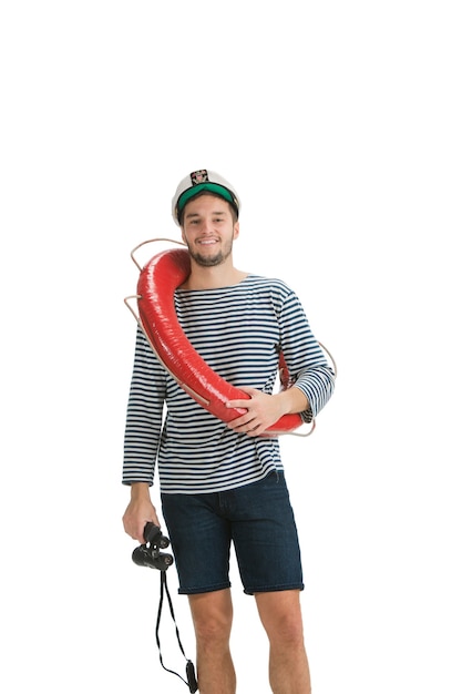 Homme de race blanche marin en uniforme isolé sur fond de studio blanc