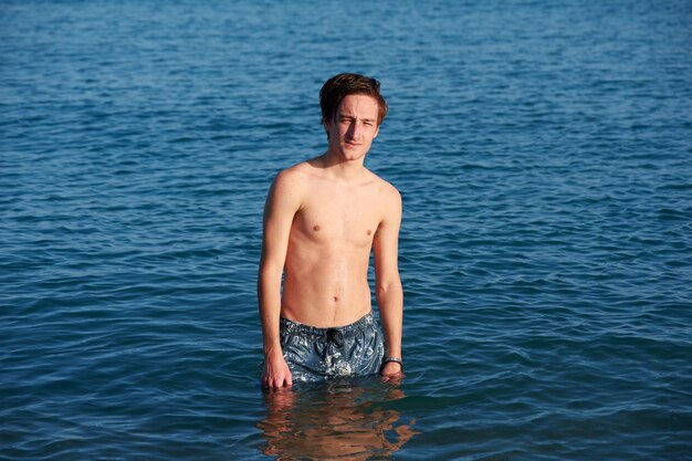 Un homme de race blanche posant dans une mer pendant la journée