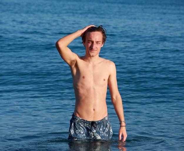 Un homme de race blanche posant dans une mer pendant la journée