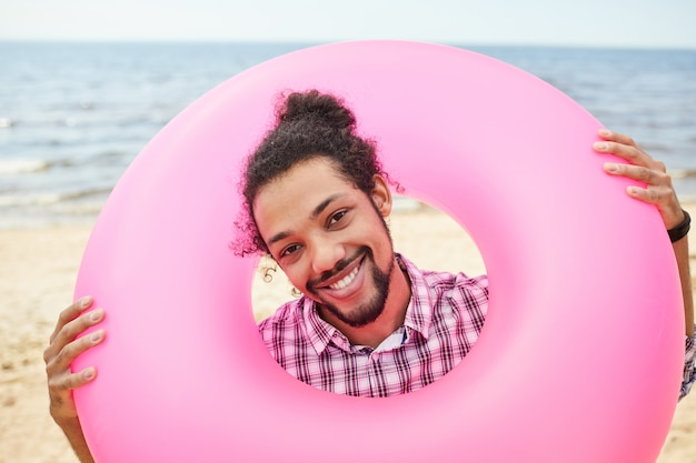 Photo homme de race mixte tenant un tube de bain