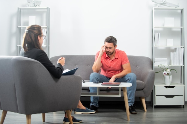 Homme racontant au psychologue les problèmes de dépendance à l'abus Travailleur social conseillant les parents