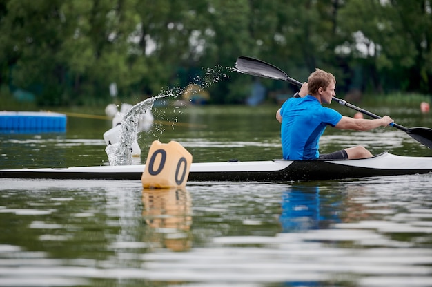 Homme ramant sur le lac