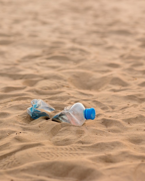 Photo un homme ramasse des bouteilles en plastique et des ordures sur la plage dans un lieu public respectueux de l'environnement et bienveillant