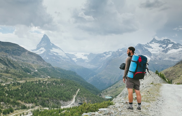 Homme randonnée au Mont Cervin en été dans la région de la ville de Zermatt, Suisse