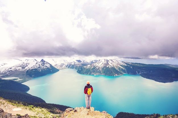 Homme de randonnée dans les montagnes canadiennes. La randonnée est l'activité récréative populaire en Amérique du Nord. Il y a beaucoup de sentiers pittoresques.