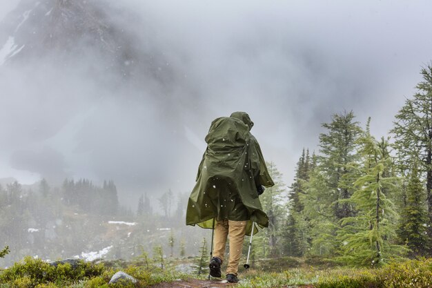 Homme de randonnée dans les montagnes canadiennes.