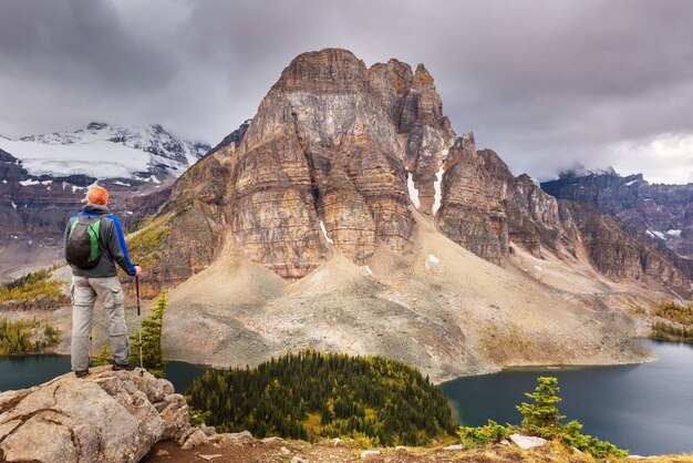 Homme de randonnée dans les montagnes canadiennes.