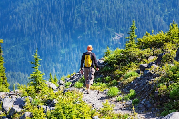 Homme de randonnée dans les montagnes