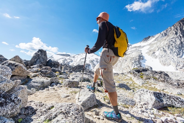 Homme de randonnée dans les montagnes