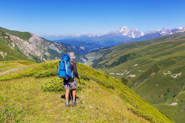 Homme de randonnée dans les montagnes