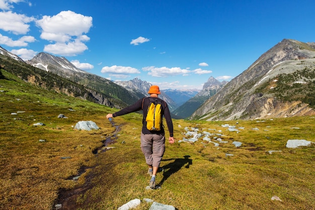 Homme de randonnée dans les montagnes