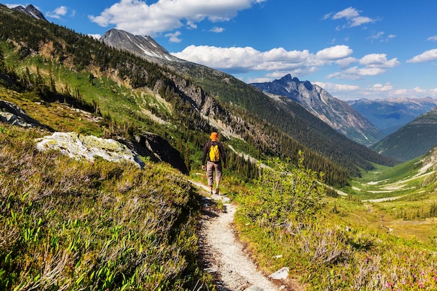 Homme de randonnée dans les montagnes