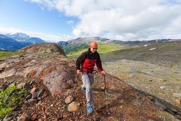 Homme de randonnée dans les montagnes