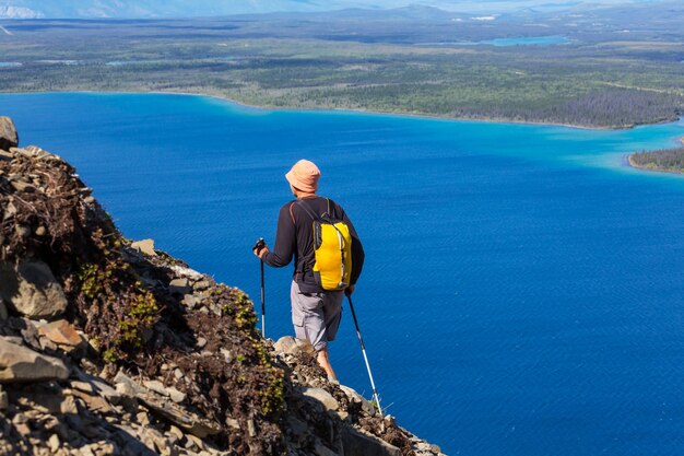 Homme de randonnée dans les montagnes