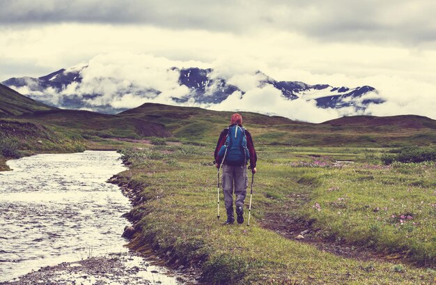 Homme de randonnée dans les montagnes