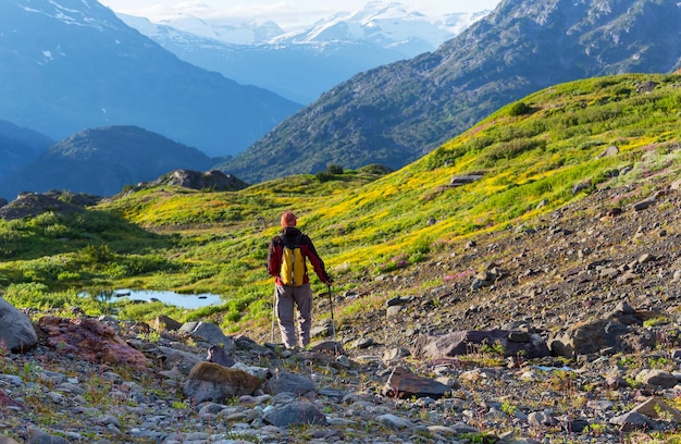 Homme de randonnée dans les montagnes