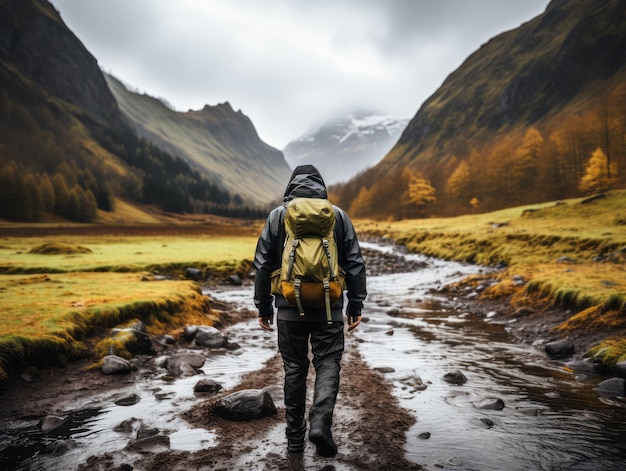 Homme de randonnée avec sac à dos randonnée dans les montagnes Concept de style de vie IA générative