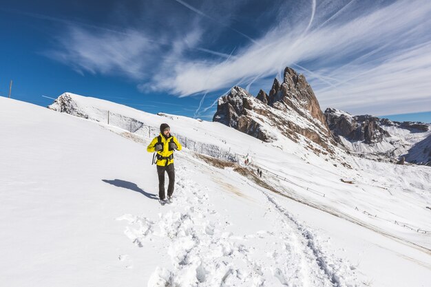 Homme, randonnée, sommet, neigeux, montagne