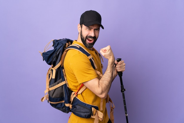 Homme de randonneur ou aventurier isolé