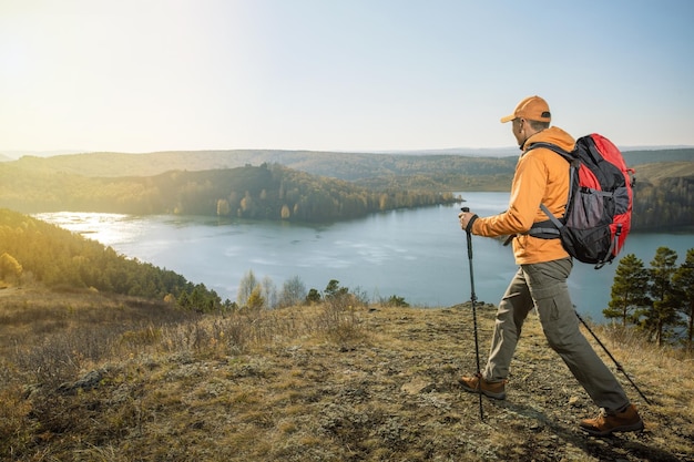 Homme randonneur voyageant en randonnée dans les montagnes d'automne mode de vie sain et actif voyage d'aventure vacances