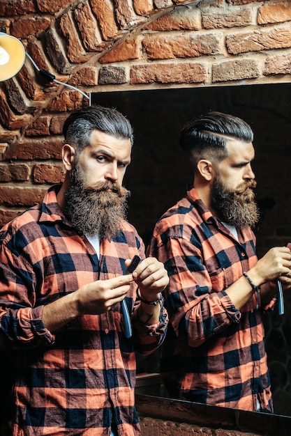 Homme avec un rasoir près du miroir