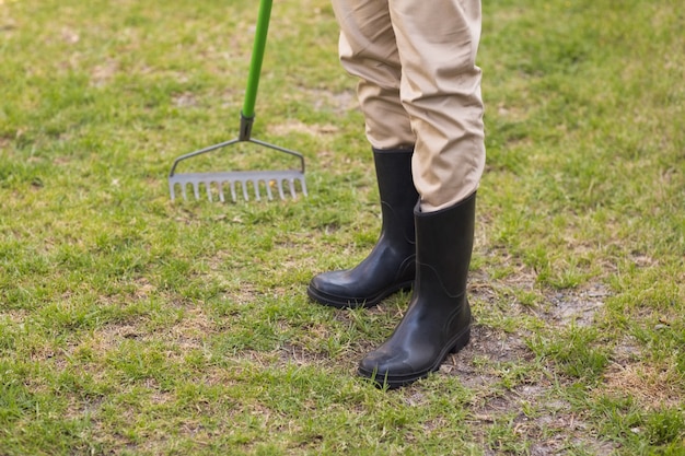 Homme ratisser dans son jardin